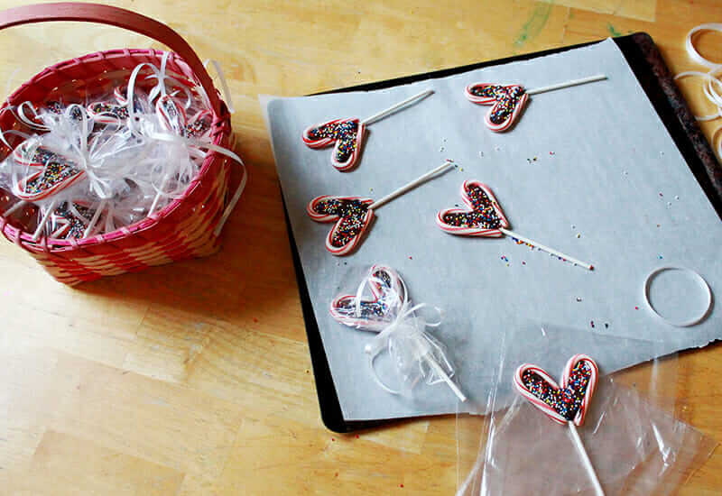 How To Make Candy Cane Lollipops Perfect For Holiday Gifts 