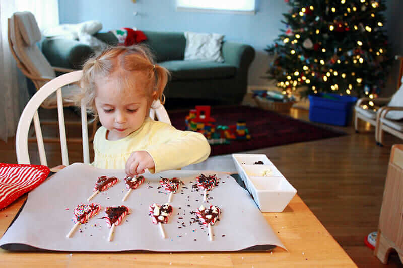 How To Make Candy Cane Lollipops – Perfect For Holiday Gifts!