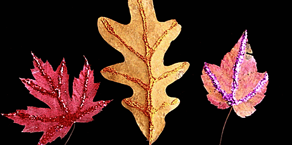 Bringen Sie die Schönheit des Herbstes nach drinnen mit diesen 10 Herbstlaub-Basteleien für Kinder- Glitzerblätter's Beauty Indoors With These 10 Autumn Leaf Crafts for Kids- glitter leaves