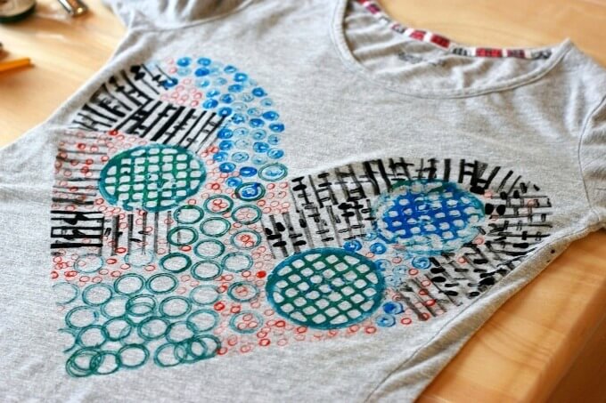 DIY-Valentines-Day-Shirts-Made-by-Printing-with-Everyday-Objects-9