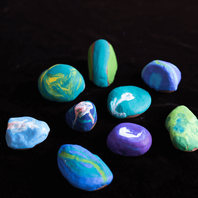 Making melted crayon rock art