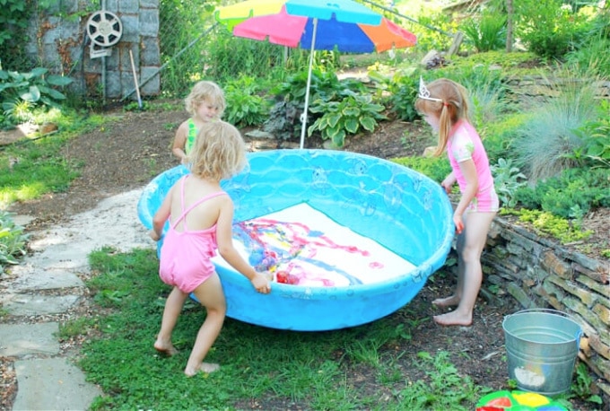 water balloon painting in the pool outdoor art ideas