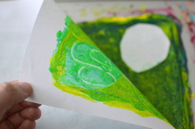 Gelatin Printmaking for Kids :: pull a print