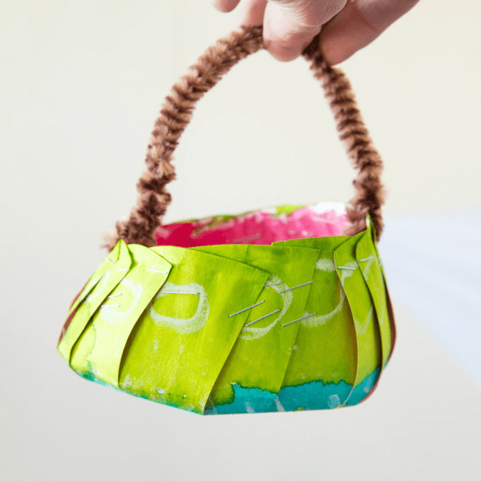 DIY Mini Easter Baskets from Paper Plates - Add a handle