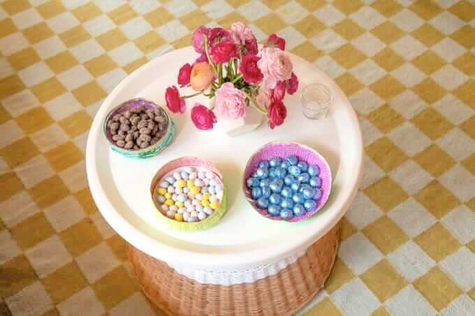 table with mini baskets
