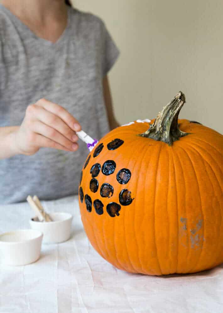 Easy polka dot pumpkins! (Plus click through for 11 more kids pumpkin decorating ideas that fun for all ages, look great, and last a long time.)