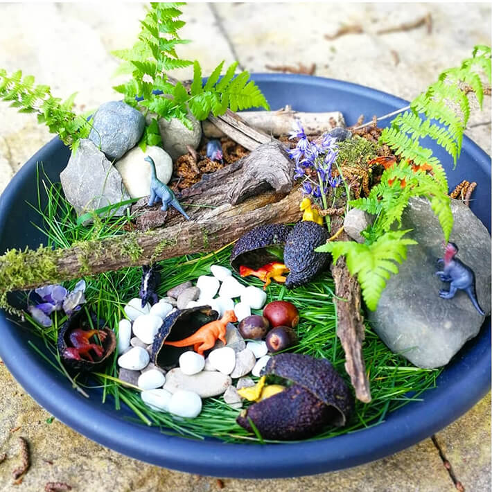 Create small worlds with dinosaurs and natural materials for nature based play