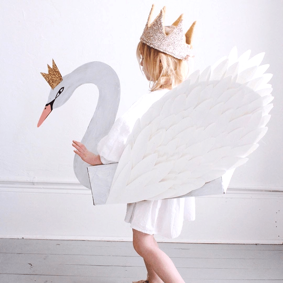 Child_dressed_as_white_swan_Mer_Mag