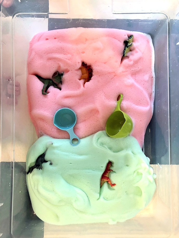 Bubble foam with dinosaurs and scoopers