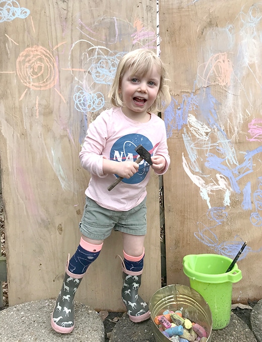 Child painting on wood board_Anna Harpe