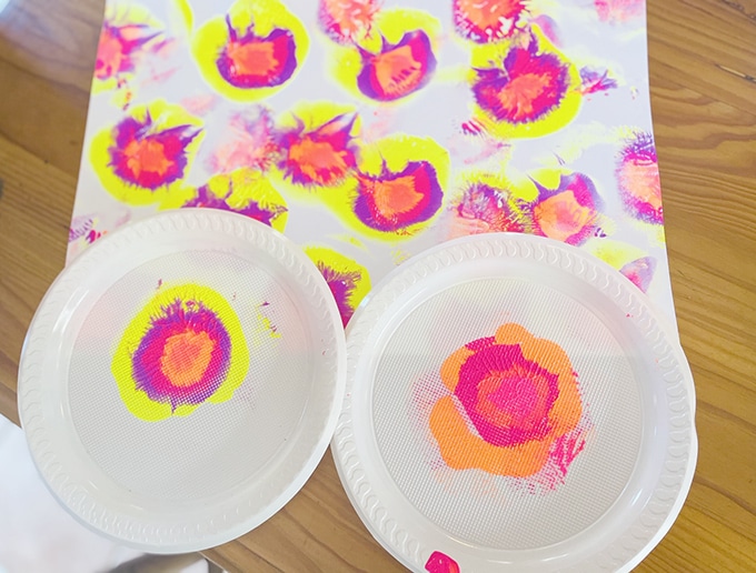 Balloon painting with plates