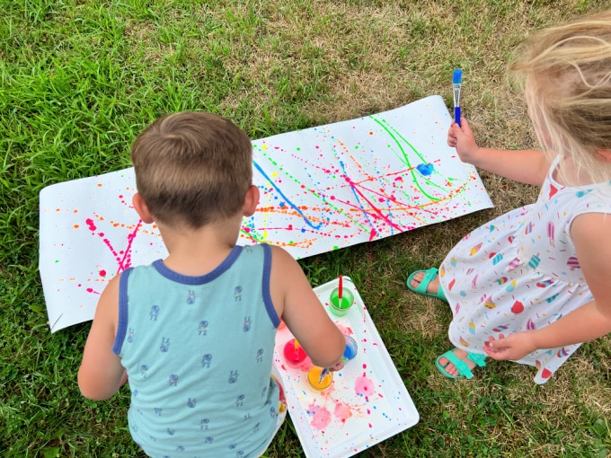 children doing splatter painting