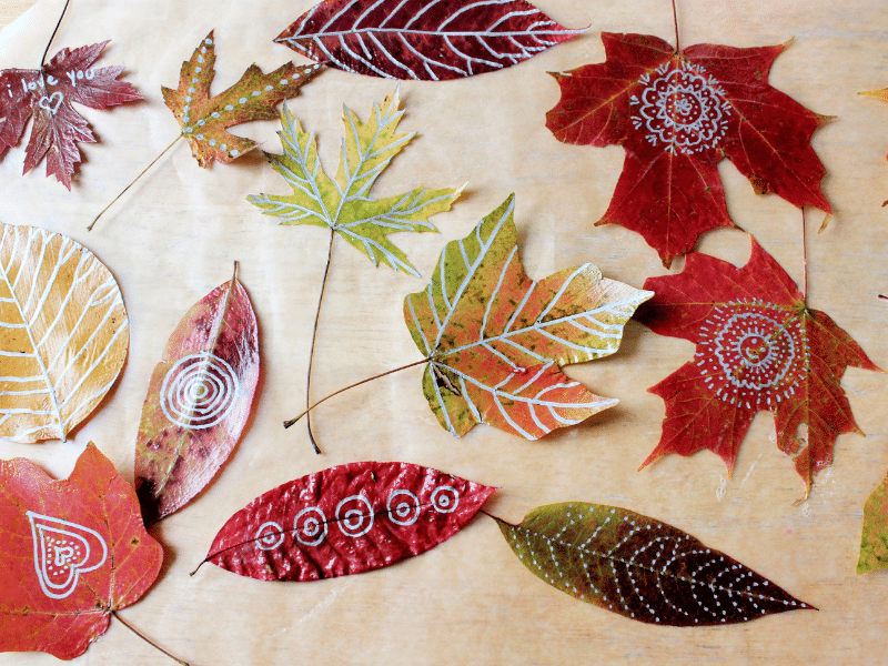 10 Autumn Crafts with Leaves for Kids