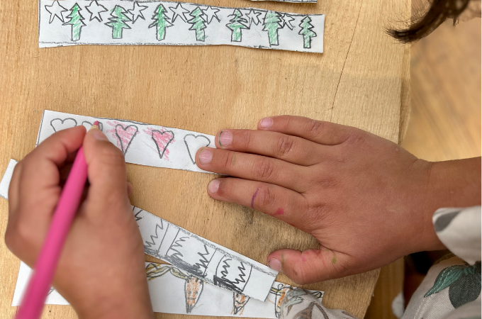 child drawing pattern on paper chains